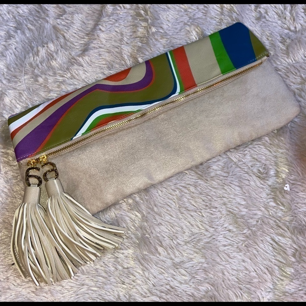 Arbonne
Treasures The Rainforest Purse Multi-color/Beige Vegan Leather Clutch    - Picture 3 of 15